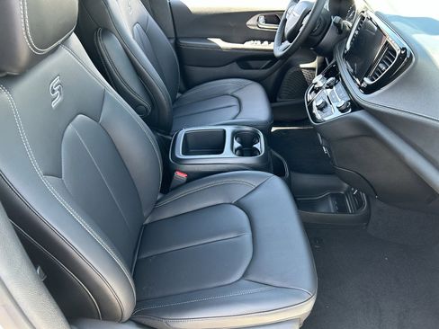 New 2026 Chrysler Pacifica Select w/ S Appearance Package FWD image 8