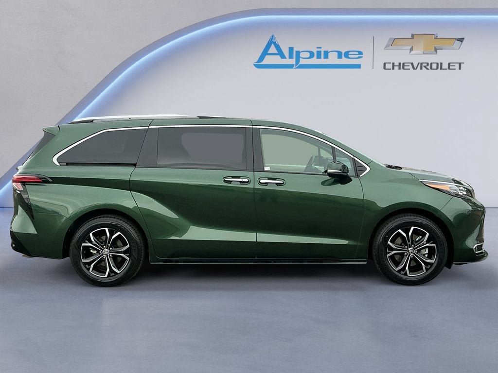 Used 2025 Toyota Sienna Platinum AWD/4WD image 6