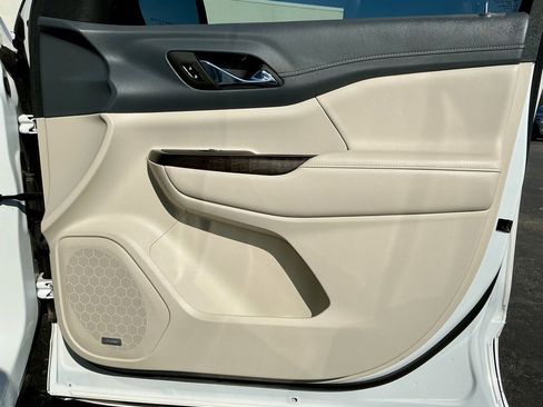 Used 2023 GMC Acadia Denali w/ Denali Technology Package image 23