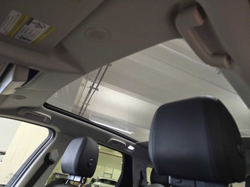 Used 2023 Land Rover Discovery Sport SE image 23