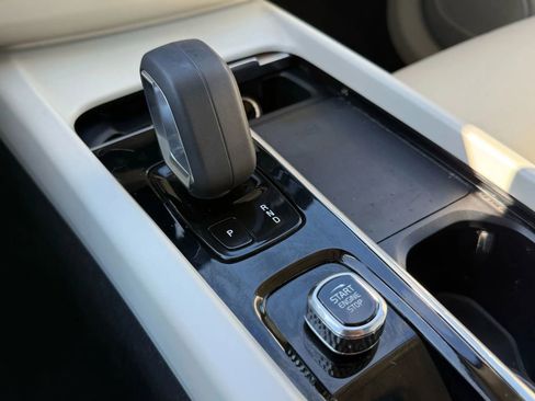 Used 2022 Volvo XC60 B5 Momentum image 18