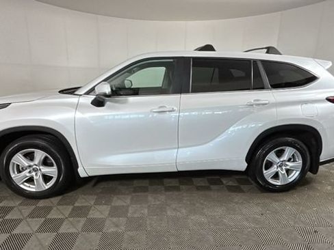 Used 2023 Toyota Highlander L FWD image 5