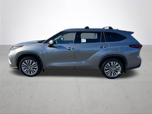 New 2026 Toyota Highlander Platinum image 10