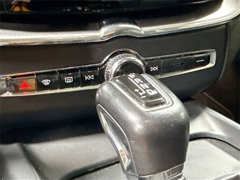 Used 2019 Volvo XC60 T5 Momentum w/ Premium Package image 19