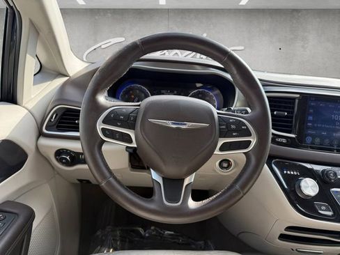 Used 2017 Chrysler Pacifica Touring-L image 13