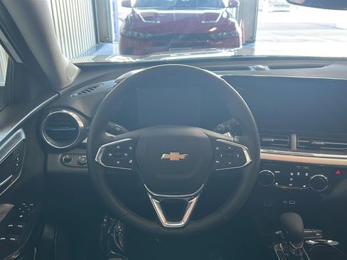Used 2025 Chevrolet Trax LT w/ LT Convenience Package image 17