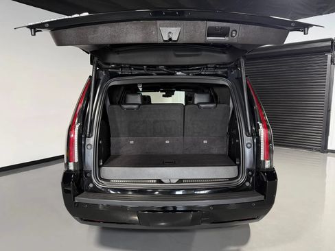 Used 2017 Cadillac Escalade Platinum RWD image 12