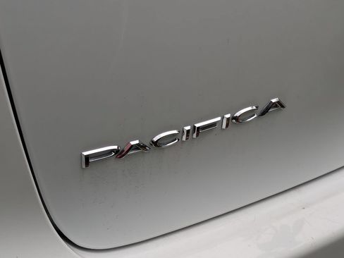 Used 2023 Chrysler Pacifica Touring-L FWD image 5