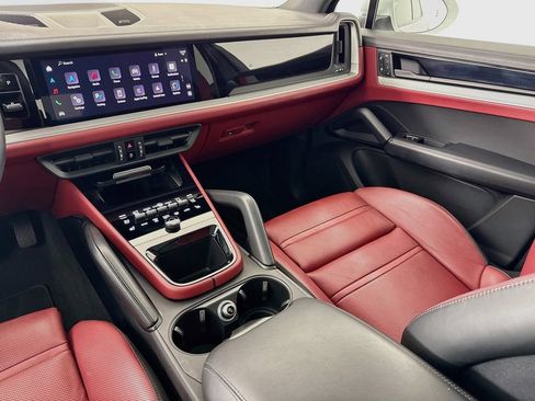 Certified 2024 Porsche Cayenne AWD/4WD image 25