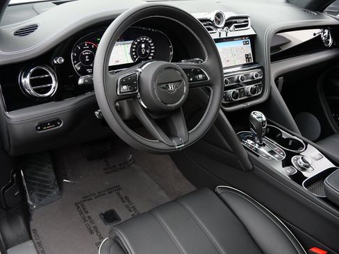 New 2025 Bentley Bentayga image 2