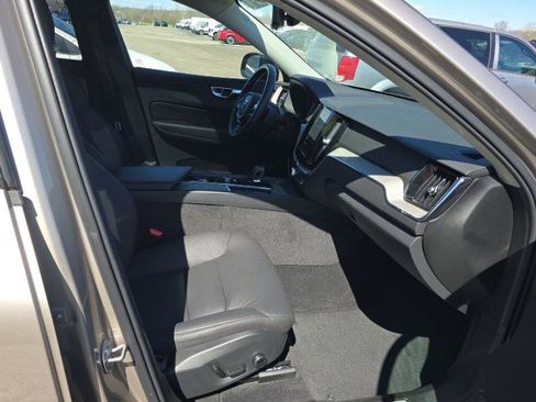 Used 2025 Volvo XC60 B5 Plus image 13