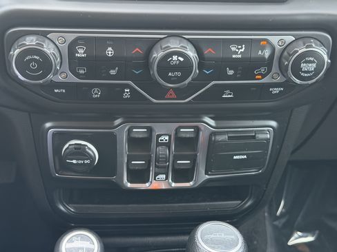 Used 2022 Jeep Gladiator Overland w/ Cold Weather Group AWD/4WD image 26