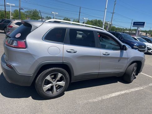 Used 2019 Jeep Cherokee Limited AWD/4WD image 2