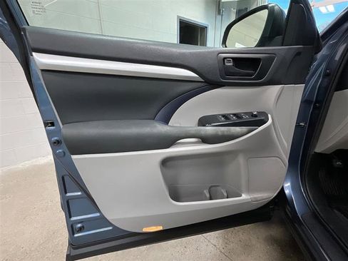 Used 2019 Toyota Highlander LE image 10