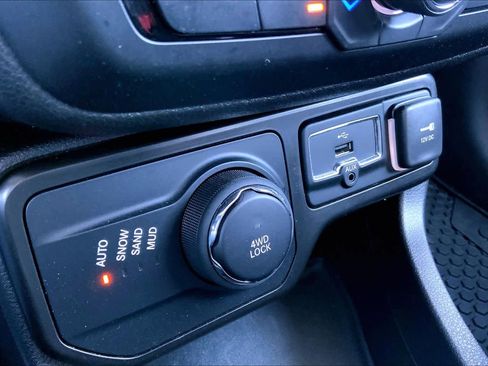 Used 2023 Jeep Renegade Latitude w/ Premium Group AWD/4WD image 68