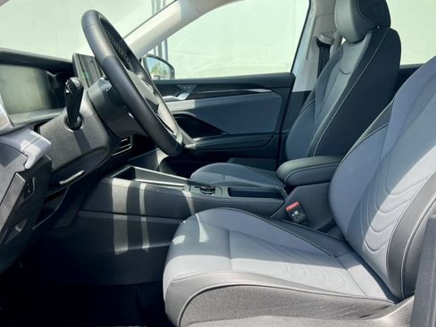 Used 2025 Volkswagen Tiguan SE FWD image 14