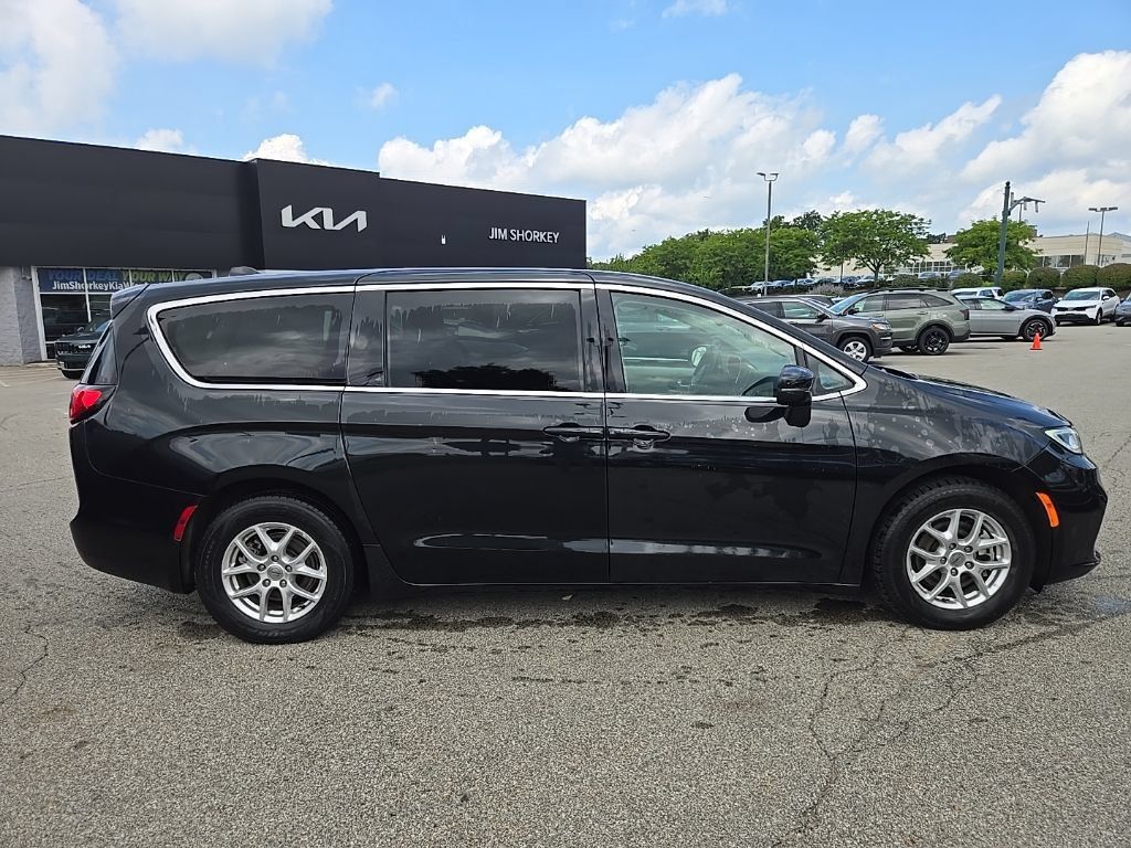 Used 2023 Chrysler Pacifica Touring-L FWD image 2