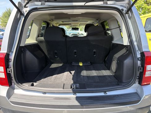 Used 2014 Jeep Patriot Latitude w/ Sun/Sound Group AWD/4WD image 9