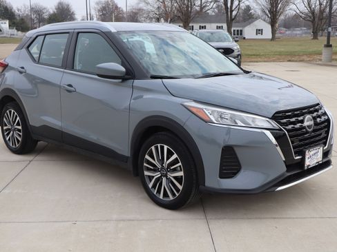 Used 2023 Nissan Kicks SV image 3