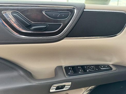 Used 2017 Lincoln Continental Select w/ Climate Package image 25