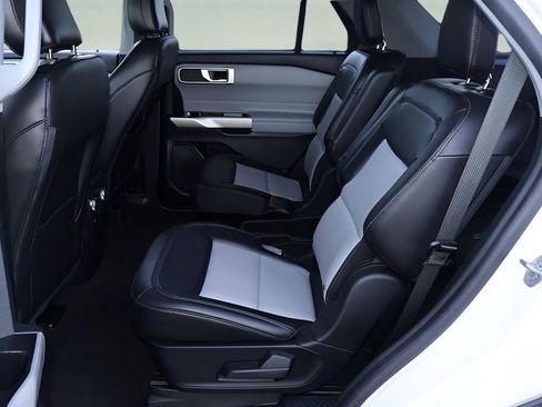 Used 2022 Ford Explorer XLT w/ Equipment Group 202A image 10