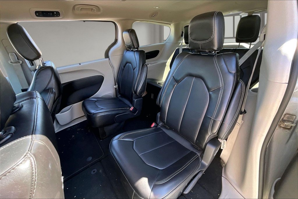 Used 2024 Chrysler Pacifica Touring-L FWD image 22