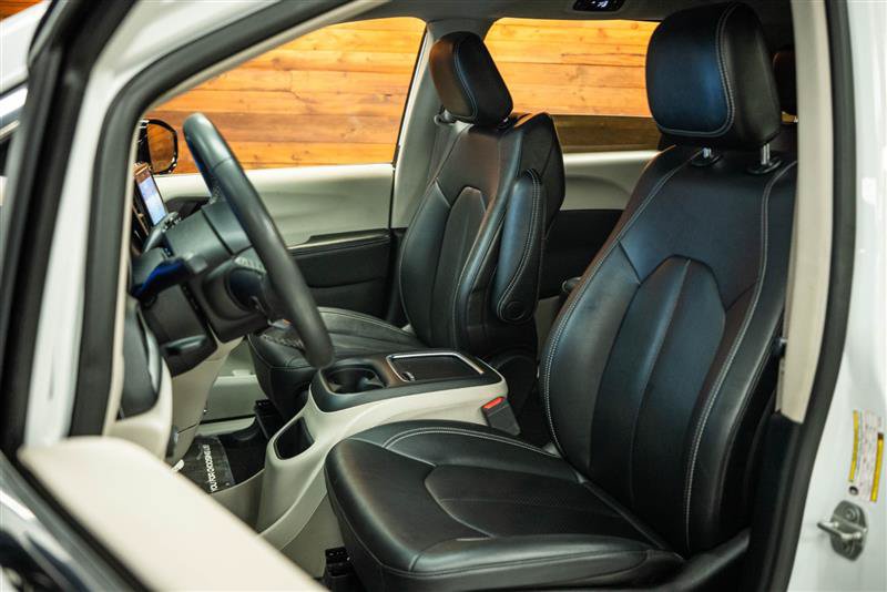 Used 2024 Chrysler Pacifica Limited FWD image 9