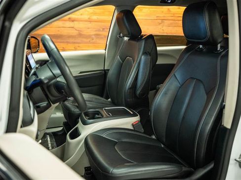 Used 2024 Chrysler Pacifica Limited FWD image 9