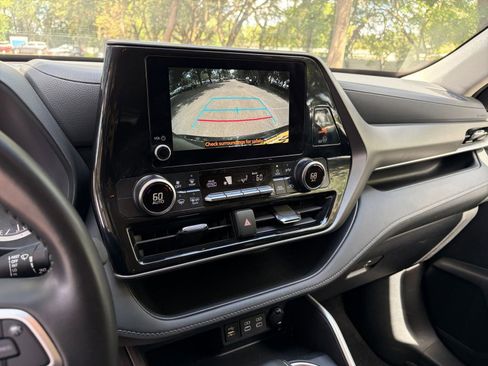 Used 2025 Toyota Highlander LE FWD image 25