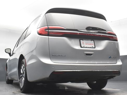 Used 2023 Chrysler Pacifica Touring-L image 25