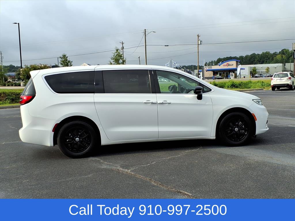 Used 2024 Chrysler Pacifica Touring-L FWD image 3
