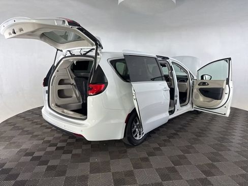 Used 2023 Chrysler Pacifica Touring-L FWD image 17
