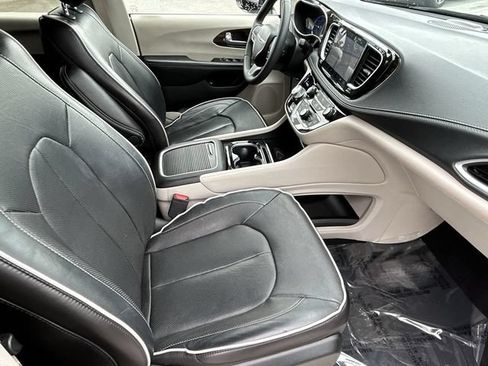 Used 2023 Chrysler Pacifica Limited FWD image 12