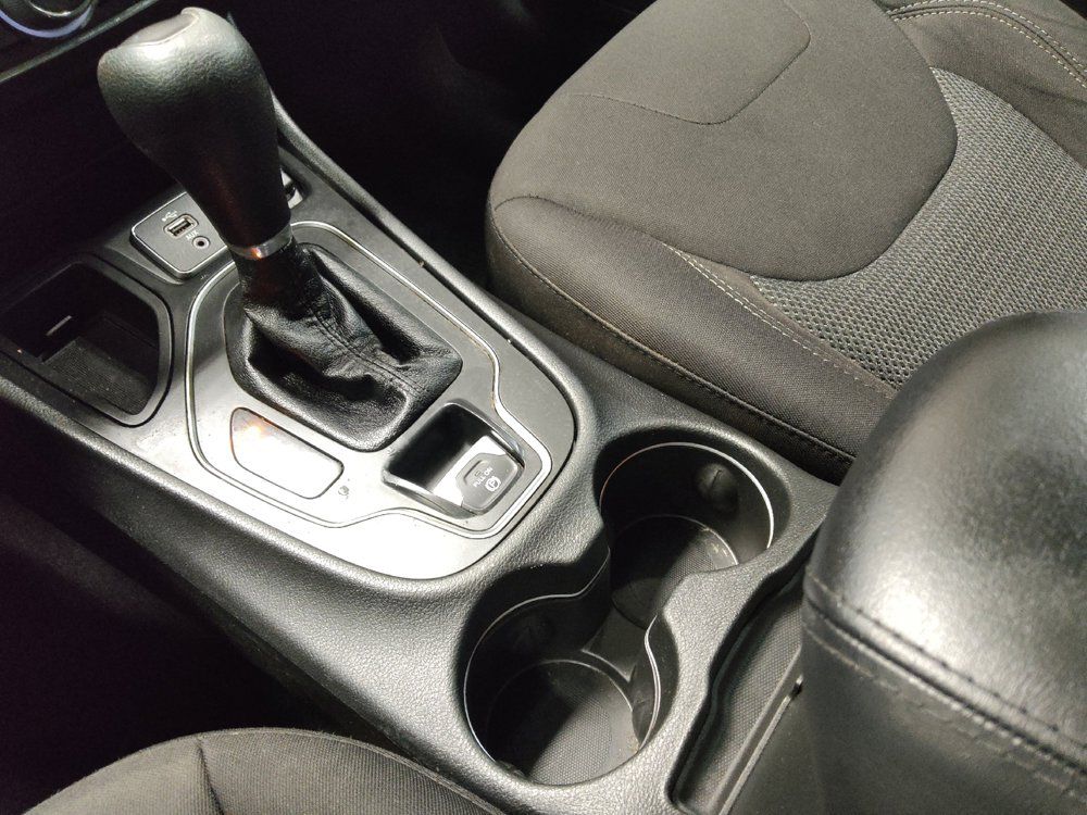 Used 2019 Jeep Cherokee Latitude w/ Popular Appearance Group FWD image 26