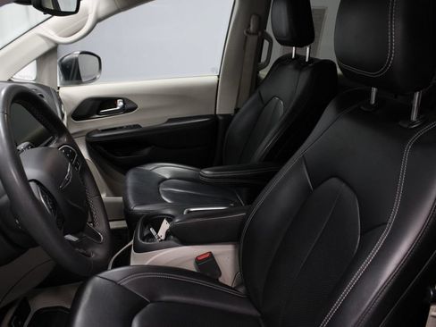 Used 2023 Chrysler Pacifica Touring-L FWD image 25