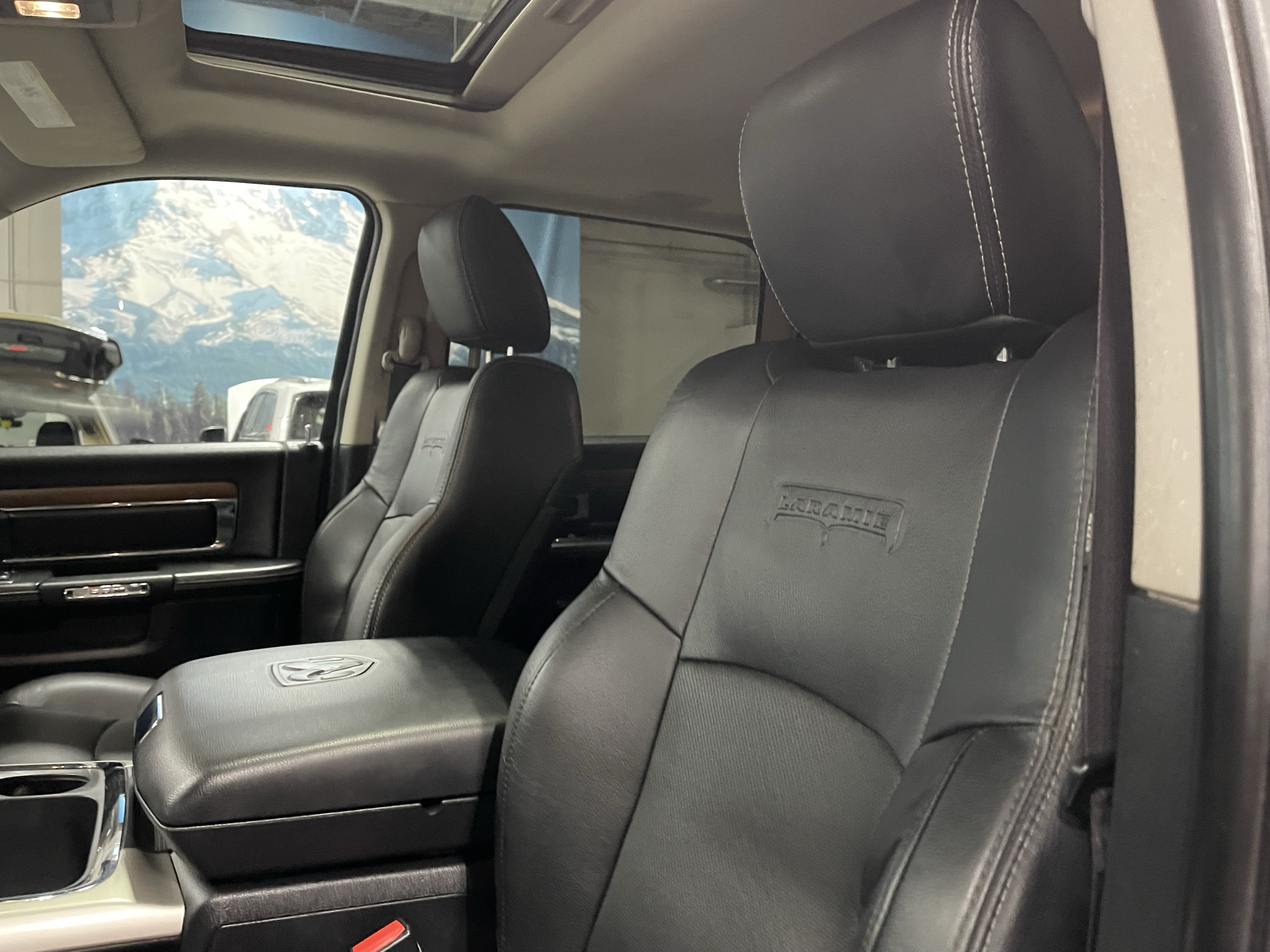 Used 2016 RAM 3500 Laramie w/ Convenience Group AWD/4WD image 18