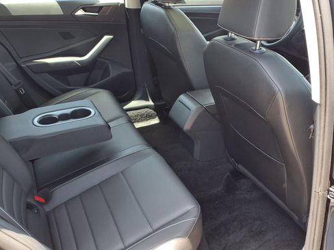 Certified 2024 Volkswagen Jetta SE w/ Panoramic Sunroof Package FWD image 24