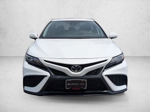 Used 2022 Toyota Camry SE w/ Carpet Mat Package (TMS) FWD image 2