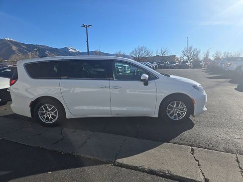 Used 2023 Chrysler Voyager LX image 4