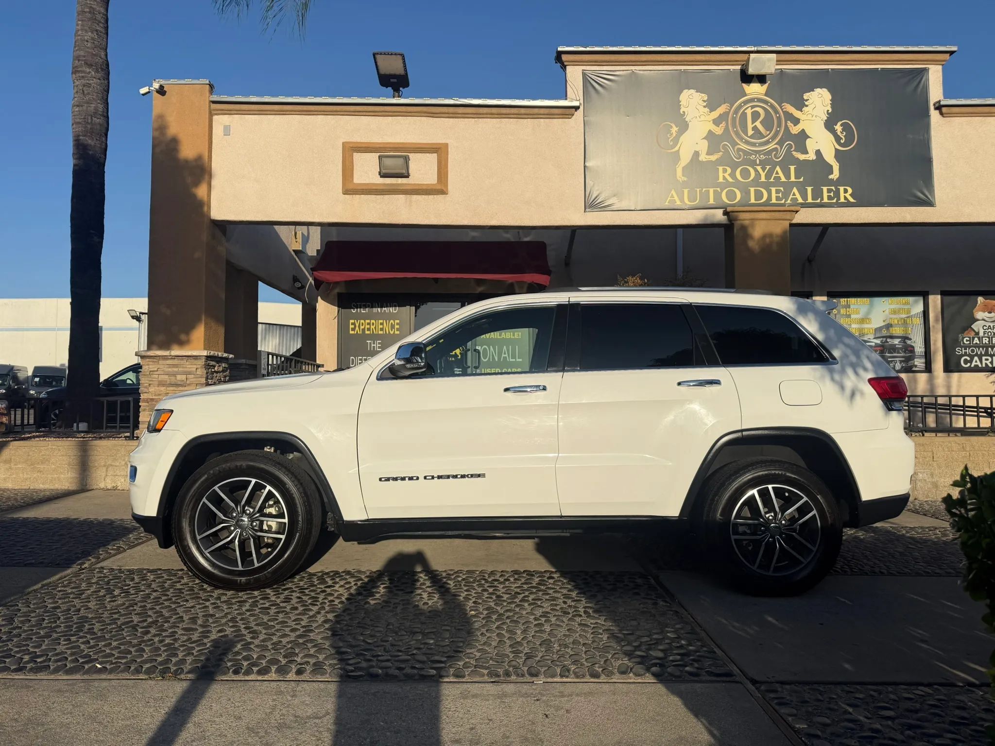 Used 2017 Jeep Grand Cherokee Limited RWD image 2