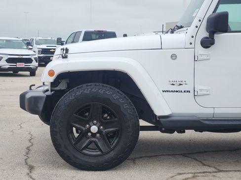 Used 2016 Jeep Wrangler Sahara w/ Connectivity Group AWD/4WD image 9