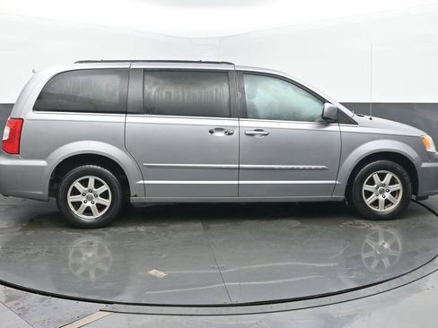 Used 2013 Chrysler Town & Country Touring image 6