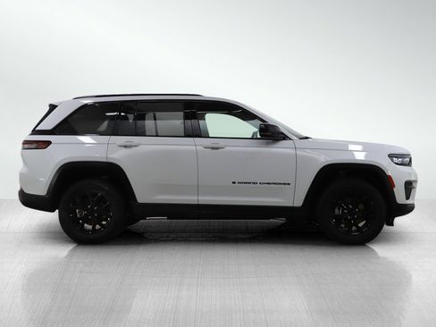 Used 2025 Jeep Grand Cherokee Altitude image 6