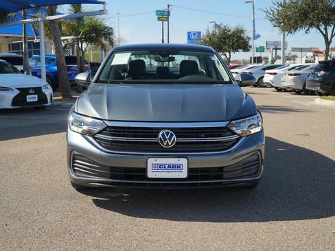 Used 2023 Volkswagen Jetta SE image 3
