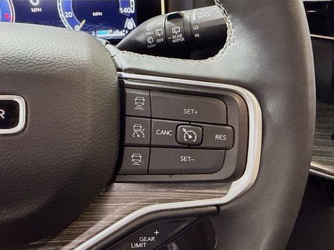 Used 2024 Jeep Wagoneer L Series II RWD image 15