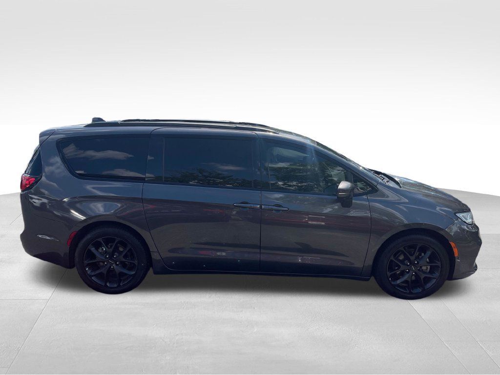 Used 2022 Chrysler Pacifica Limited w/ S Appearance Package FWD image 9