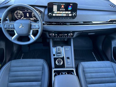 New 2025 Mitsubishi Outlander SE image 12