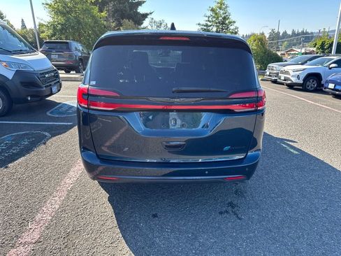 Used 2023 Chrysler Pacifica Limited w/ Uconnect Theater Family Group FWD image 8