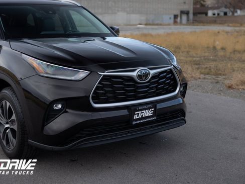 Used 2021 Toyota Highlander XLE image 3