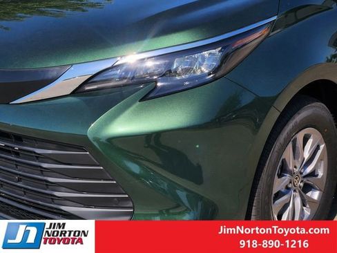 New 2026 Toyota Sienna XLE FWD image 7